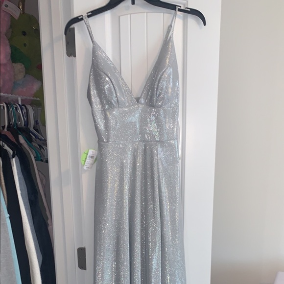Windsor Dresses & Skirts - i’m selling a prom dress that didn’t fit right on me. i got it at windsor